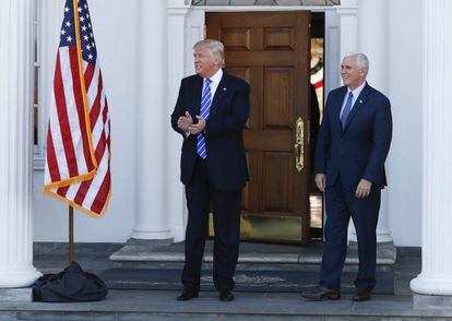 Donald Trump y el futuro vicepresidente Mike Pence esperando a visitantes el pasado sábado en el campo de golf de Bedminster