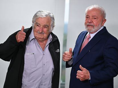 El presidente de Brasil, Luiz Inácio Lula da Silva, recibe al exmandatario uruguayo José Mujica en el palacio de Planalto en Brasilia.