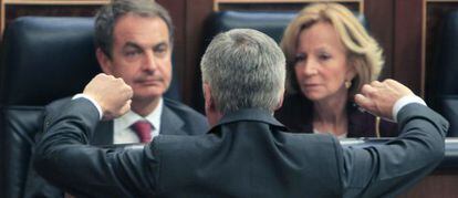 El presidente del Gobierno, José Luis Rodríguez Zapatero, y la vicepresidenta, Elena Salgado, conversan con el ministro de Fomento, José Blanco, durante el pleno celebrado ayer en el Congreso.