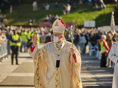 El cardenal y arzobispo de Madrid, Carlos Osoro, durante la procesión con motivo del Día de la Virgen de la Almudena, patrona de la capital, en noviembre de 2021.
