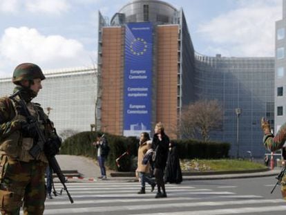 Soldados belgas vigilan el exterior del edificio de la Comisi&oacute;n Europea, minutos despu&eacute;s de los ataques.