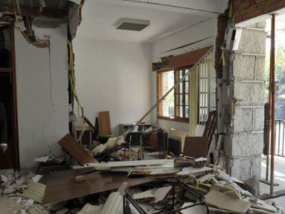 El edificio del Ayuntamiento de Beade tras la explosición atribuida a Resistencia Galega.