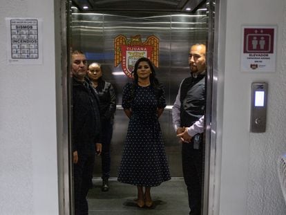 Montserrat Caballero, rodeada por parte de su equipo de seguridad, toma el elevador privado en el edificio del ayuntamiento de Tijuana (Baja California).