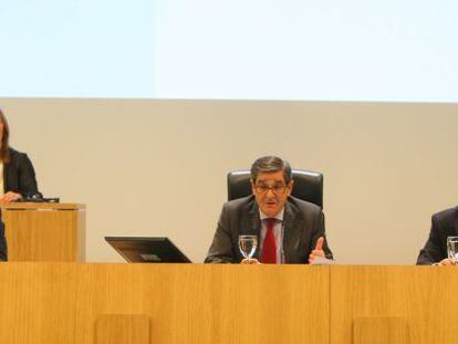 Mario Fernández (centro), en la asamblea de BBK.