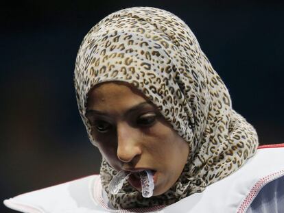 La marroquí Sanaa Atabrour durante su combate contra la argentina Carola Malvina López en la competición -49 kilos del torneo taekwondo.