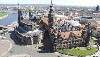 La Catedral de la Santísima Trinidad (Hofkirche) y el Palacio Real (Residenzschloss) en Dresden, en la orilla del Elba.