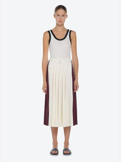 Otra variedad de falda plisada que podemos encontrar en la web de Valentino es este modelo con raya lateral (890 euros).