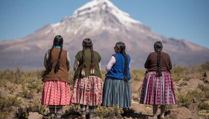 Ana Lia Gonzales Magueño, Dora Magueño Machaca, Elena Quispe Tincuta, Cecilia Llusco Alaña antes de ascender al Sajama.