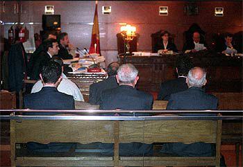 Javier Calderón y Emilio Alonso Manglano, ambos de espaldas, en el primer día de juicio.