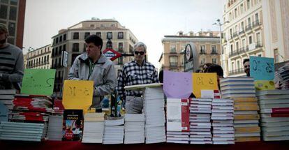 Puesto de libros en la Puerta del Sol.