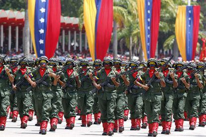 Soldados venezolanos desfilan en Caracas durante la conmemoración de los 200 años de independencia.
