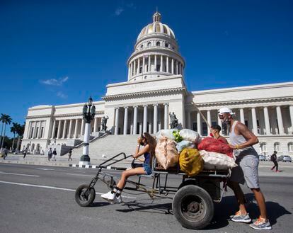 Un triciclo cargado con productos agrícolas frente al Capitolio, en La Habana.