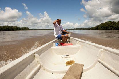 Mientras Juan navega en el inmenso río Napo, comenta que la explotación petrolera ha sido beneficiosa para su comuna, Puerto Miranda.