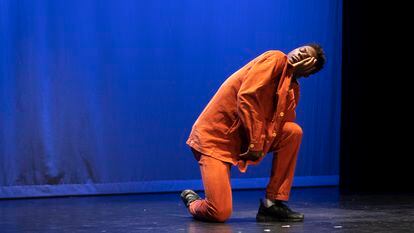 Un momento del espectáculo 'Black', del bailarín marfileño Oulouy.