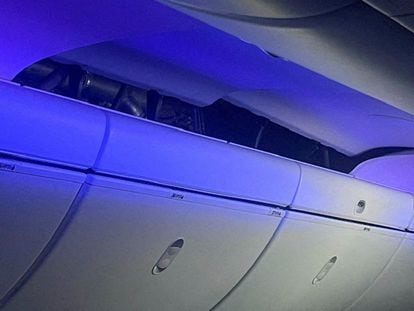 The damage caused to the roof of the cabin of the Latam plane, on March 11.