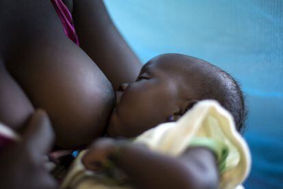 La alimentación mixta (lactancia materna con otros alimentos) se practica ampliamente en Sudán del Sur, exponiendo a los niños a enfermedades como la diarrea, ya que no hay suministro de agua potable. Las malas prácticas de higiene, incluido el lavado de manos deficiente y la defecación al aire libre, también aumentan el riesgo de diarrea y desnutrición La lactancia materna puede desempeñar un papel crucial en el mantenimiento de la nutrición de un niño. En la imagen, Rose, de 26 años, da el pecho a su bebé recién nacido en el hospital Al Saba, en Juba. Este es el segundo hijo de Rose y comprende la importancia de la lactancia tanto para el sistema inmunitario de los bebés, el crecimiento saludable y para el vínculo entre la madre y el niño.
