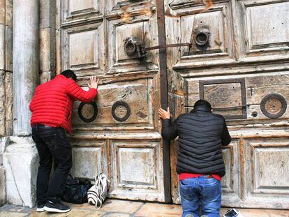 Peregrinos que se han encontrado este domingo con la bas&iacute;lica del Santo Sepulcro cerrada