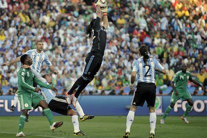 El arquero argentino ataja el balón con seguridad en una acción del partido.