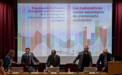 Integrantes de la presentación del informe sobre el impacto de las Matemáticas en la Universidad de Sevilla.