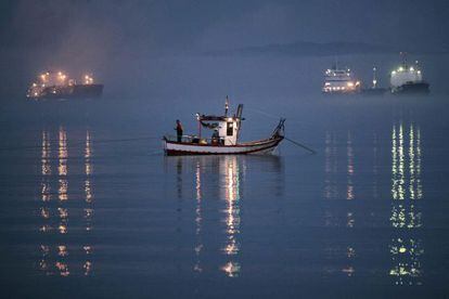 Un pesquero faena en las primeras horas de hoy, 17 de agosto de 2012, en la bah&iacute;a de Algeciras alejado del Pe&ntilde;&oacute;n.