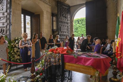 Varias personas visitaban este viernes la capilla ardiente de María Jiménez, instalada en el Ayuntamiento de Sevilla.