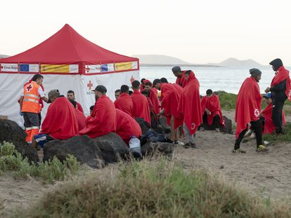 Una embarcación con 30 Migrantes en Haría (Lanzarote) tras la llegada de su embarcación a la isla el 31 de diciembre.