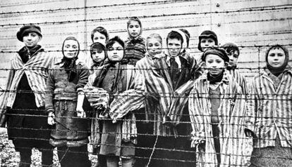 Nens jueus, supervivents d'Auschwitz, el febrer del 1945.