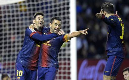 Messi s'abraça a Xavi en la celebració d'un gol el 2012.