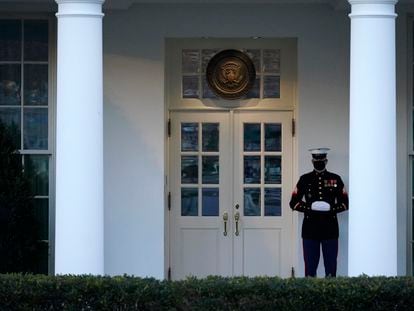 Un marine protege la entrada al Despacho Oval, lo que significa que el presidente se encuentra dentro.