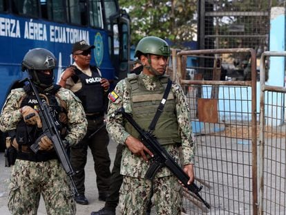 Soldados vigilan una cárcel en Guayaquil, en Ecuador, la semana pasada.