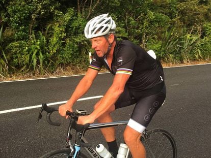 Armstrong, de cicloturista por Nueva Zelanda en diciembre pasado.
