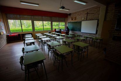 Un profesor en una clase vacía de un colegio de Aranda de Duero (Burgos).