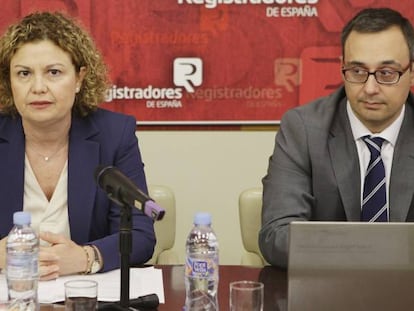 Mar&iacute;a Emilia Ad&aacute;n, decana del Colegio de Registradores, y Jose Miguel Tabar&eacute;s, vicedecano colegial. 