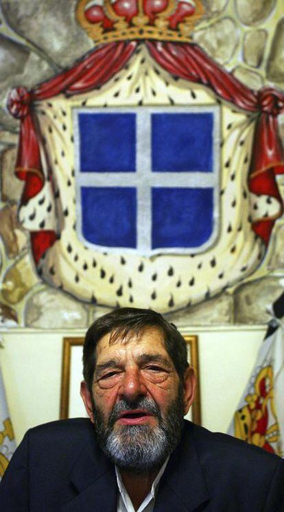 Giorgio Carbone. Detrás, la bandera de Seborga, en 2005.