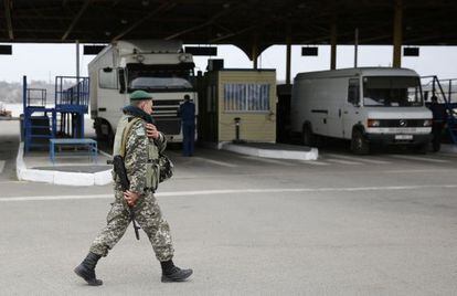 Un polic&iacute;a de frontera ucranio en un control en Kutschurgan, en el l&iacute;mite con Trandsni&eacute;ster, la regi&oacute;n separatista de Moldavia. 