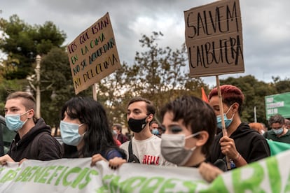 Manifestantes contra la ampliación del Puerto de Valencia.