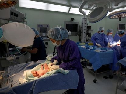 Una enfermera atiende a un recién nacido en un hospital en Hanoi (Vietnam), el pasado 1 de abril.