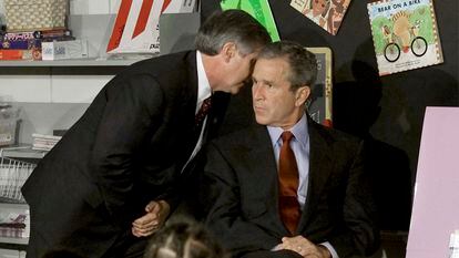 El presidente de Estados Unidos, George Bush, es informado de que un segundo avión se ha estrellado contra el World Trade Center, el 11 de septiembre de hace 20 años, cuando impartía una charla en una escuela de primaria en Nueva York.