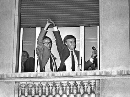 Alfonso Guerra y Felipe González celebran la victoria socialista del 82 desde una de las habitaciones del Palace.