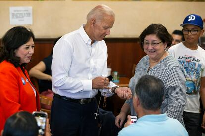 Joe Biden recibe un rosario durante una visita a Los Ángeles en 2019.