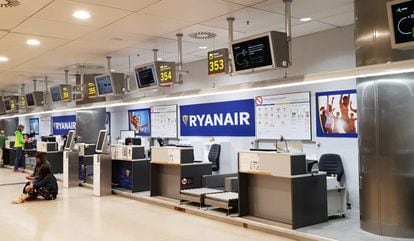 Mostradores de facturación de Ryanair.