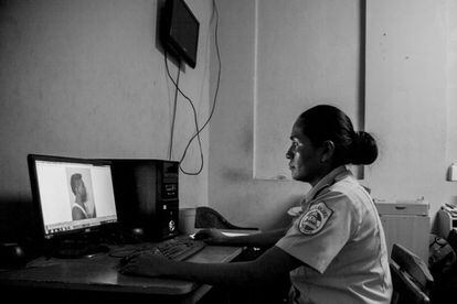 Coralia Domínguez, oficial de policía nacional especializada en trata de personas. La persecución de los crímentes de este tipo se ha reforzado en los últimos años en Nicaragua.
