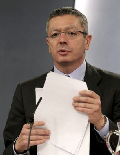 El ministro de Justicia, Alberto Ruiz-Gallardón, este mediodía durante la rueda de prensa tras el Consejo de Ministros.