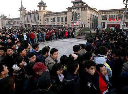 Cola de viajeros en Pekín para adquirir billetes en una estación de ferrocarril.