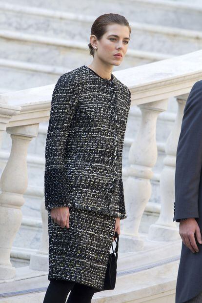 Al igual que su madre, aunque la superaba en elegancia, Carlota Casiraghi apostaba por un dos piezas de falda lápiz,  en tweed, de Chanel.