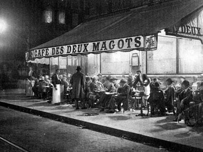 Terraza parisiense del Deux Magots, en los años veinte.