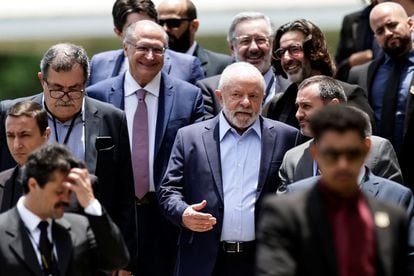 O presidente eleito, Lula da Silva, cercado de futuros ministros e colaboradores, no dia 22 de dezembro em Brasília.