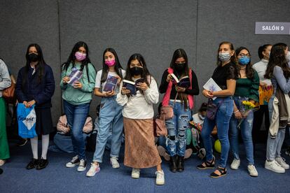 Un grupo de jóvenes con cubrebocas espera afuera de una firma de libros de la influencer y escritora Flor Salvador.