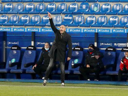 Abelardo durante un partido del Alavés esta temporada.