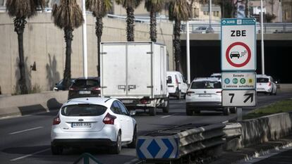 Vehicles circulant per la zona de baixes emissions a Barcelona.